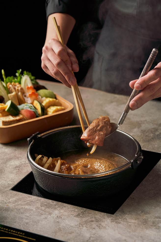 Extension 1 by 橘色专属「兼容式」寿喜烧吃法，品嚐先煎炙后烧煮的双重享受。（橘色餐饮集团提供／朱世凯台北传真）
