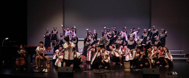 高雄宝来国中与尼布恩合唱团于韩国「2023第12届世界合唱大赛」传捷报，以动人的歌声唱出生命的感动，两队席卷全场拿得高分，勇夺「冠军组」与「公开组」双金牌。（高雄市教育局提供／林雅惠传真）