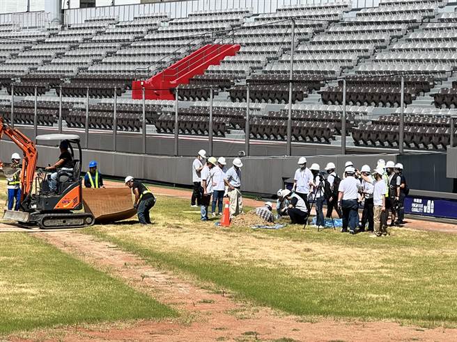 MLB场务专家Chad Olsen今到新竹棒球场实地勘查。（王惠慧摄）