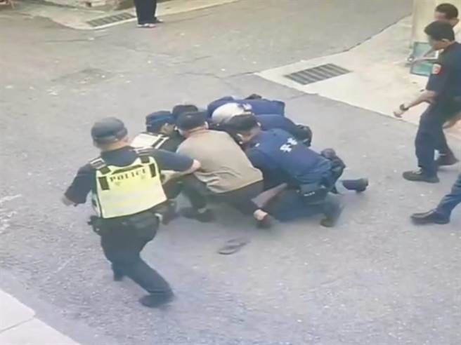 62歲李姓男子11日丟垃圾時將垃圾隨意丟上車遭許姓清潔隊員勸導，竟回家拿西瓜刀追砍許男，警方出動9名警力壓制。（截自影片／潘虹恩台中傳真）