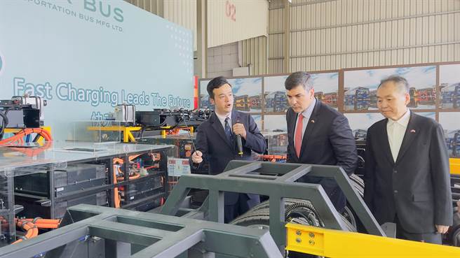 解說人員向貝尼亞說明電動巴士的車體結構。（呂健豪攝）