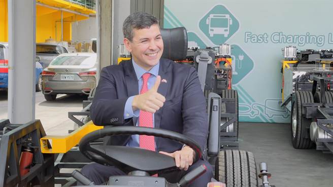 貝尼亞坐上尚未完成組裝的車體體驗。（呂健豪攝）