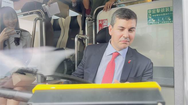 貝尼亞坐上電動巴士實車體驗。（呂健豪攝）