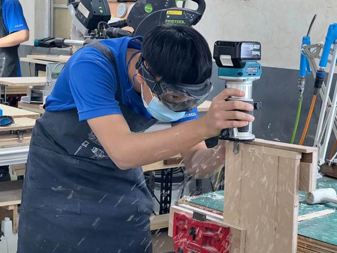 公东高工首次把木工科跟室设科併成「设计群」招生，成为今年最热门的科系。（公东高工提供／萧嘉蕙台东传真）
