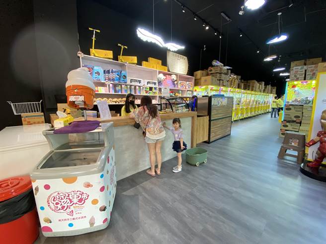 消暑一下，夹娃娃机亲子乐园化，业者除标榜好玩好夹，更引进冰柜，让消费者可夹物换冰品。（冯惠宜摄）