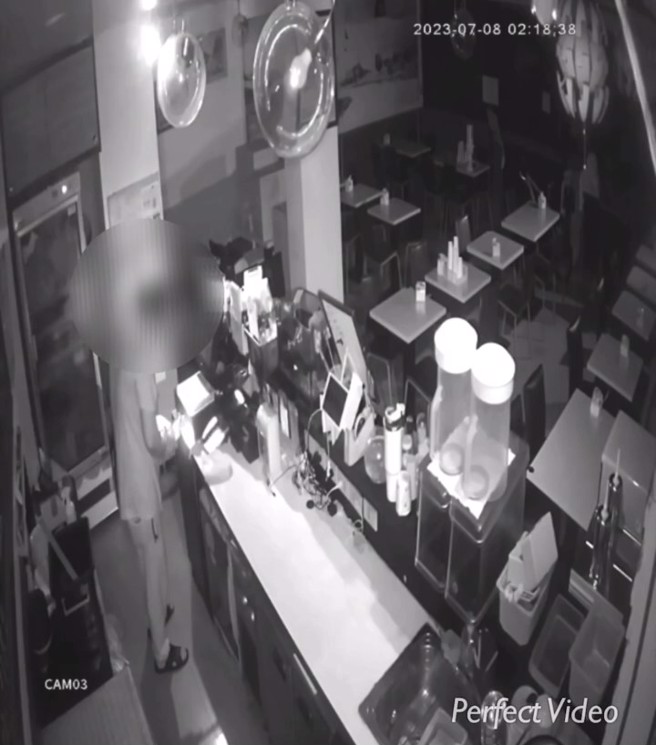 43岁陈姓男子行窃画面全都录。（翻摄画面）