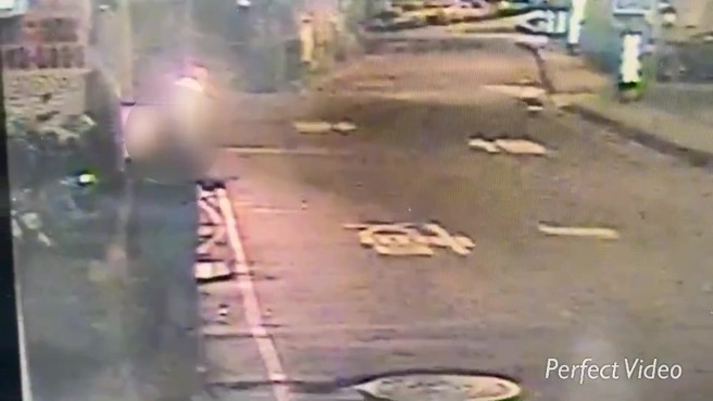 警方调阅监视器锁定窃嫌。（翻摄画面）