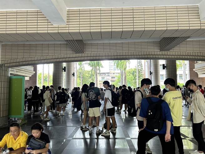 今日是大学分科测验最后一天，考生们在考试前夕，准备进入考场、埋头苦读，想多抱抱佛脚。（崔正纲摄）