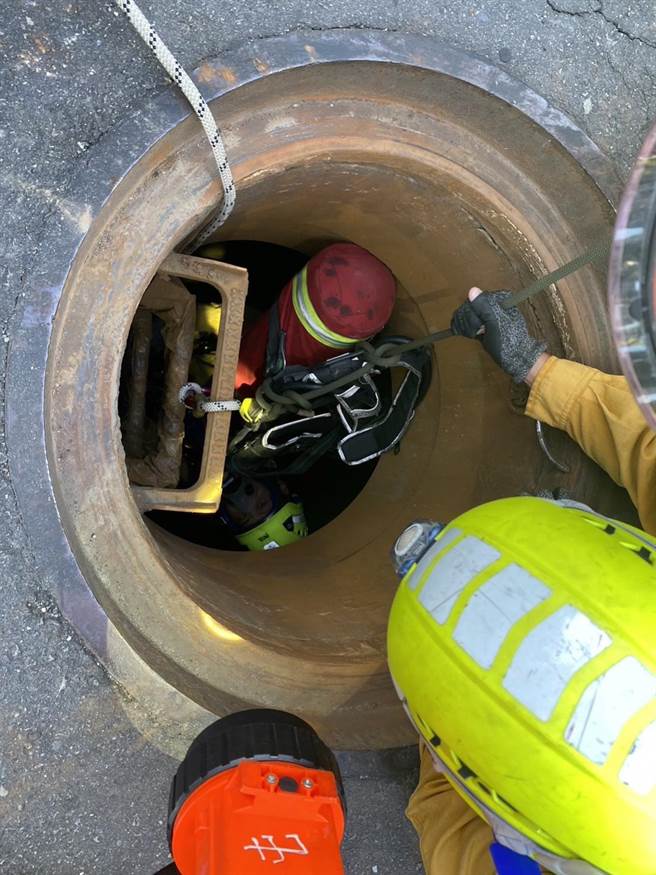 台中市第13期重划区下水道工程今天进行污水漏水性测试，2名工人掉入立坑，1命危。（民眾提供／张亦惠台中传真）