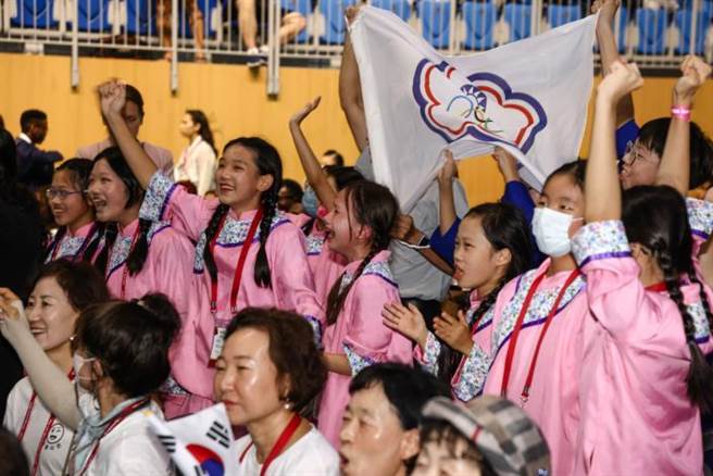 苗栗县建国国小合唱团勇夺世界合唱比赛一金一银。（苗栗县政府提供／谢明俊苗栗传真）