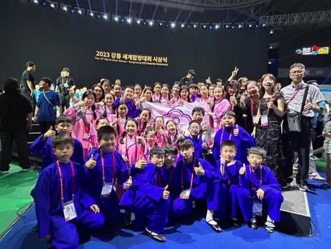 苗栗县建国国小合唱团勇夺世界合唱比赛一金一银。（苗栗县政府提供／谢明俊苗栗传真）