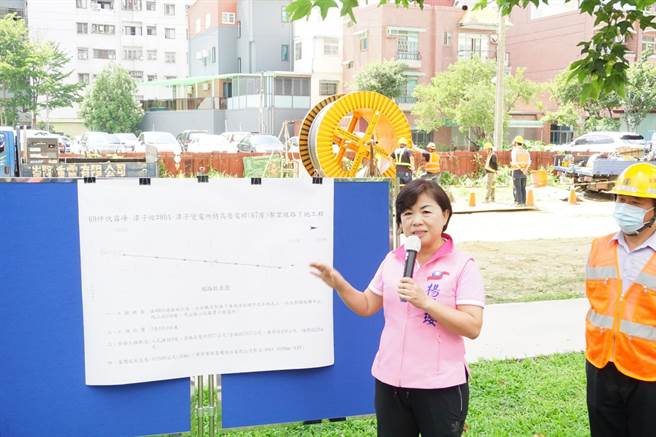 立委杨琼璎（左）13日上午邀集相关单位会勘潭子区中山路、北屯区北屯路沿线特高压电杆地下化工程，目前进度超前，有望11月底前拆除完毕。（立委杨琼璎办公室提供／潘虹恩台中传真）