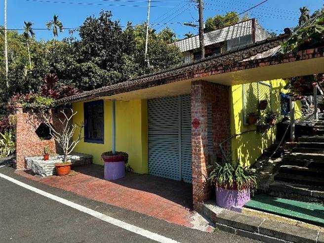 嘉縣梅山鄉大南社區榮獲建築園冶獎，用鮮亮黃色提醒用路人小心轉彎。（嘉義縣政府提供／廖素慧嘉縣傳真）