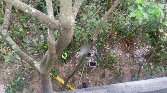 身分不明的男子被發現跌落邊坡，呈面部朝下的姿勢死亡。（警方提供）