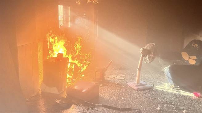 台南市新营区长春街1处5层楼的移工宿舍，13日下午发生火警，现场为1楼沙发起火燃烧。（读者提供／张毓翎台南传真）