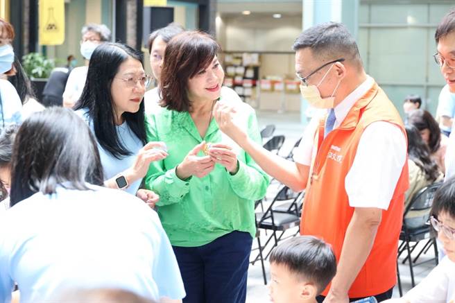 ▲基市府教育处长刘美兰（左）、基隆市副市长邱佩琳（中）、教育部次长林明裕（右）至科技团「水晶摇摇」摊位体验科学活动。（基隆市政府提供／徐佑升基隆传真）