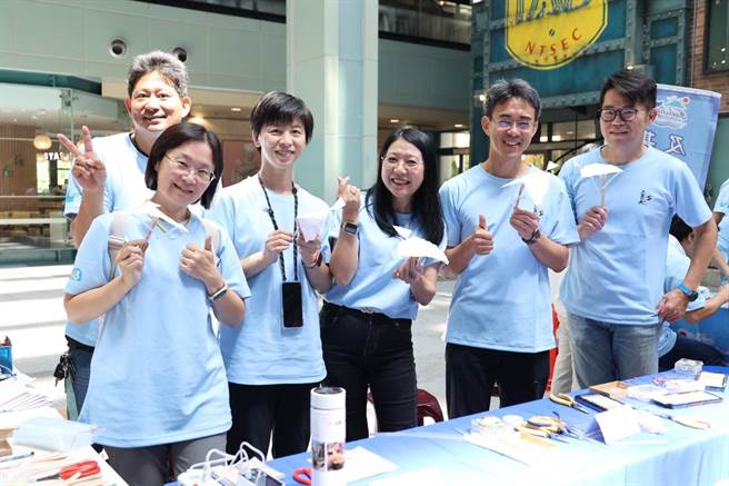 ▲基市府教育处长刘美兰（中）与基隆市自然团合影。（基隆市政府提供／徐佑升基隆传真）