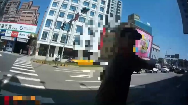 32岁卓姓男子盘查过程中男子消极不配合且趁隙逃逸，警方立即追捕逾50公尺将逃跑男子压制上铐。（翻摄画面）