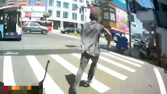 32岁卓姓男子盘查过程中男子消极不配合且趁隙逃逸，警方立即追捕逾50公尺将逃跑男子压制上铐。（翻摄画面）