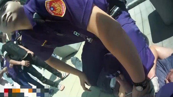 警方立即追捕逾50公尺将逃跑男子压制上铐，经查该人身分为32岁卓姓男子，为宜兰地检署发布之诈欺通缉犯。（翻摄画面）