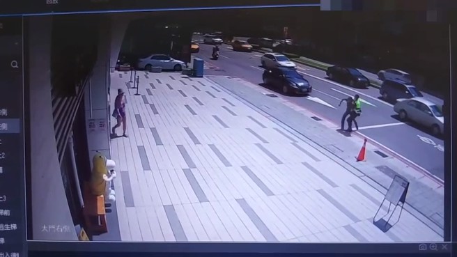 警方立即追捕逾50公尺将逃跑男子压制上铐，经查该人身分为32岁卓姓男子，为宜兰地检署发布之诈欺通缉犯。（翻摄画面）