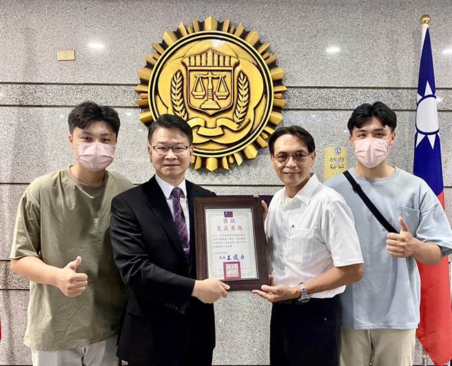 不畏随机砍人 调查局司机携子救命 调查局长王俊力今表扬（调查局提供）