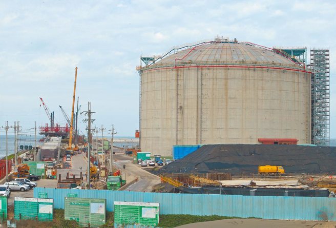 外媒示警台湾发电39％为天然气，若遭封锁恐引能源危机。图为桃园观音区第三接收站工地天然气储存槽。（本报资料照片）