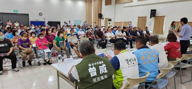 台湾电力公司13日于龙井区丽水活动中心举办通霄电厂2期更新改建计画公听会，许多民眾到场关心。（台中市政府提供／潘虹恩台中传真）