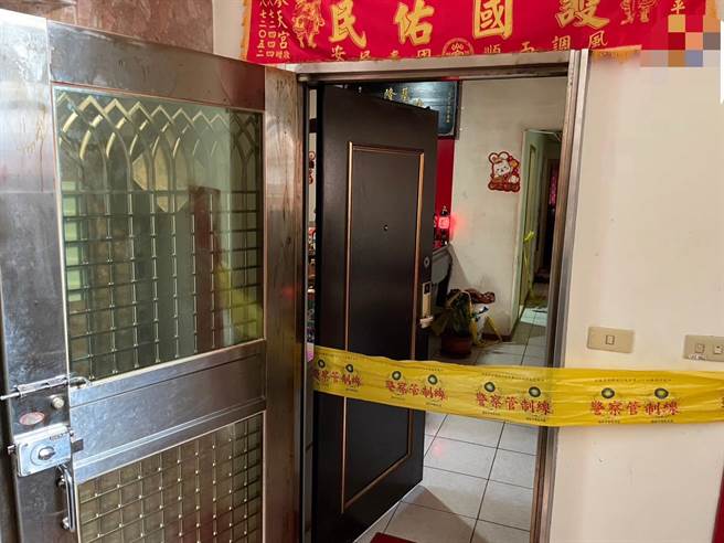 ▲陈姓男子与受害人刘姓女子为前男女朋友，刘女打算把东西搬离两人租屋处，陈男不满分手愤而持刀狂砍刘女颈部，导致刘女伤重不治。图为警方封锁现场调查。（民眾提供／徐佑升基隆传真）