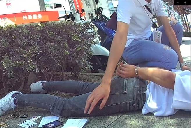 警方于永和分局前逮捕取款的方姓车手。（民眾提供）