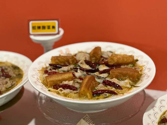 汉来美食旗下新品牌「溜溜 酸菜鱼专卖店」插旗高雄梦时代。（柯宗纬摄）