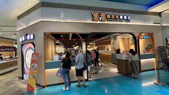 梦时代店也特地规划「溜溜To Go」的外带点餐区，满足外食族及现代人讲求快速的饮食需求，也更贴合百货人潮快速流动的特性。（柯宗纬摄）