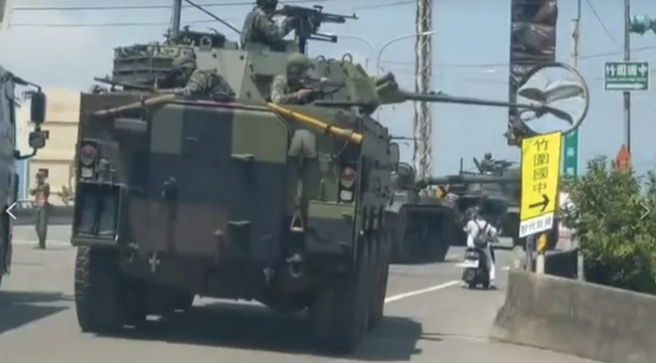 八轮甲车在行经桃园市大园区国际路段时，炮管不慎擦撞路旁反光镜，造成损毁。（图／翻摄自《记者爆料网》）