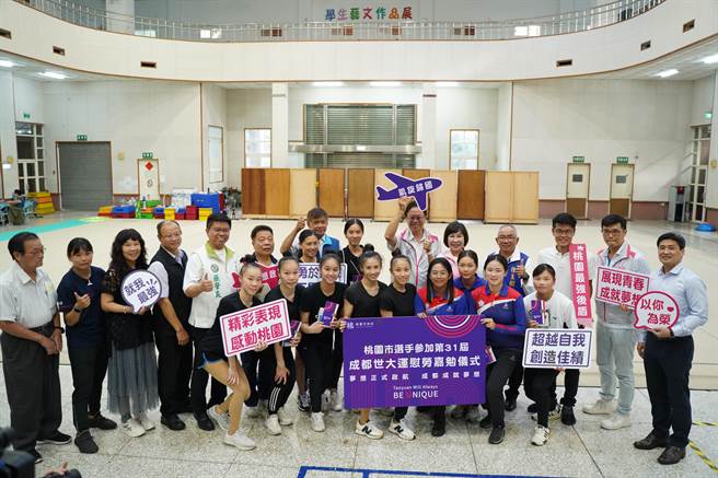 桃园市长张善政，慰勉成都世大运桃园参赛选手为国家与桃园争光。(体育局提供／吕筱蝉桃园传真)