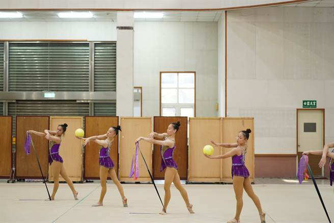 桃园市长张善政，慰勉成都世大运桃园参赛选手为国家与桃园争光。(体育局提供／吕筱蝉桃园传真)