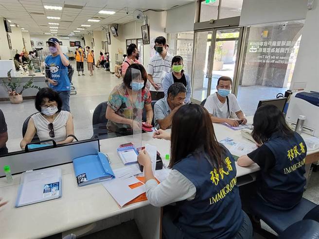 南投县府携手移民署等单位推出「新住民联合服务行动柜台」首站到埔里，邻近乡镇的新住民或其亲友到场排队洽询。（杨静茹摄）