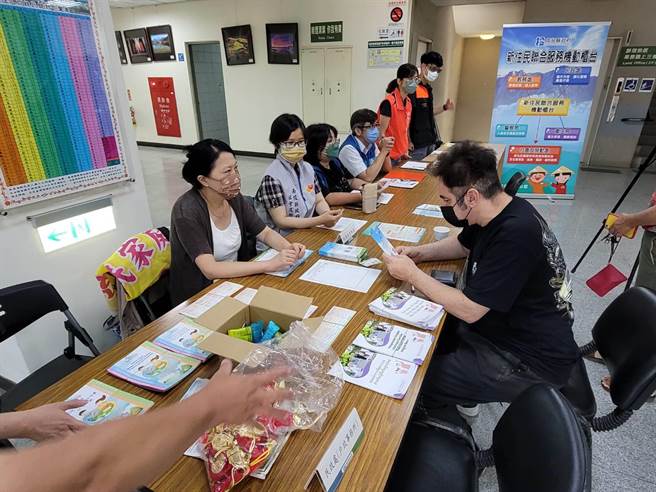 南投县府的「新住民联合服务行动柜台」提供归化辅导、社会福利、卫生保健等综合谘询服务。（杨静茹摄）