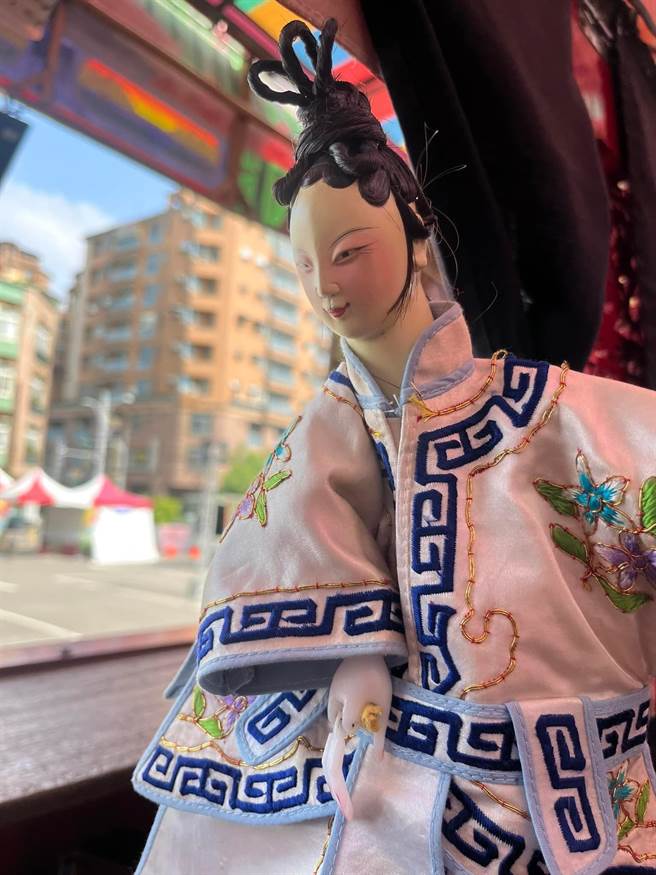 由小西园第四代弟子、云林县政府偶戏金掌奖艺师邱文建担任主演的《谁是龙人》，除了传承活戏，也挑战让传统掌中戏说奇幻故事。 （大稻埕戏苑提供／李欣恬台北传真）