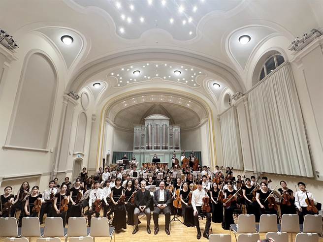 台北爱乐少年乐团赴瑞士演出，日前在苏黎世音乐学校音乐厅和当地团队合作演出。（台北爱乐少年乐团提供／李欣恬台北传真）