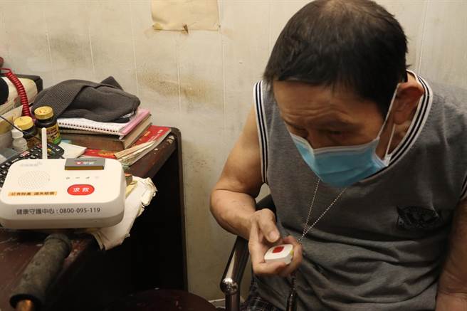 周翁平时将无线按钮挂于胸前，遇有紧急需求，即可按钮求援。（新北市社会局提供）