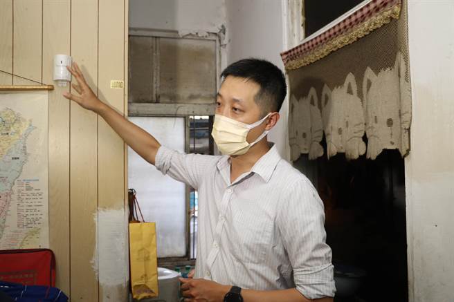 周翁家里装设感知器，利用人体温度感应，考量夜间睡眠，若超过12小时未侦测到人体移动，即会透过主机通讯呼叫。（新北市社会局提供）