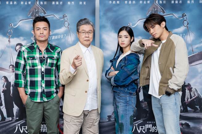影集《八尺门的辩护人》演员范逸臣（左起）、杨烈、雷嘉汭、初孟轩出席媒体茶叙。（镜文学提供）