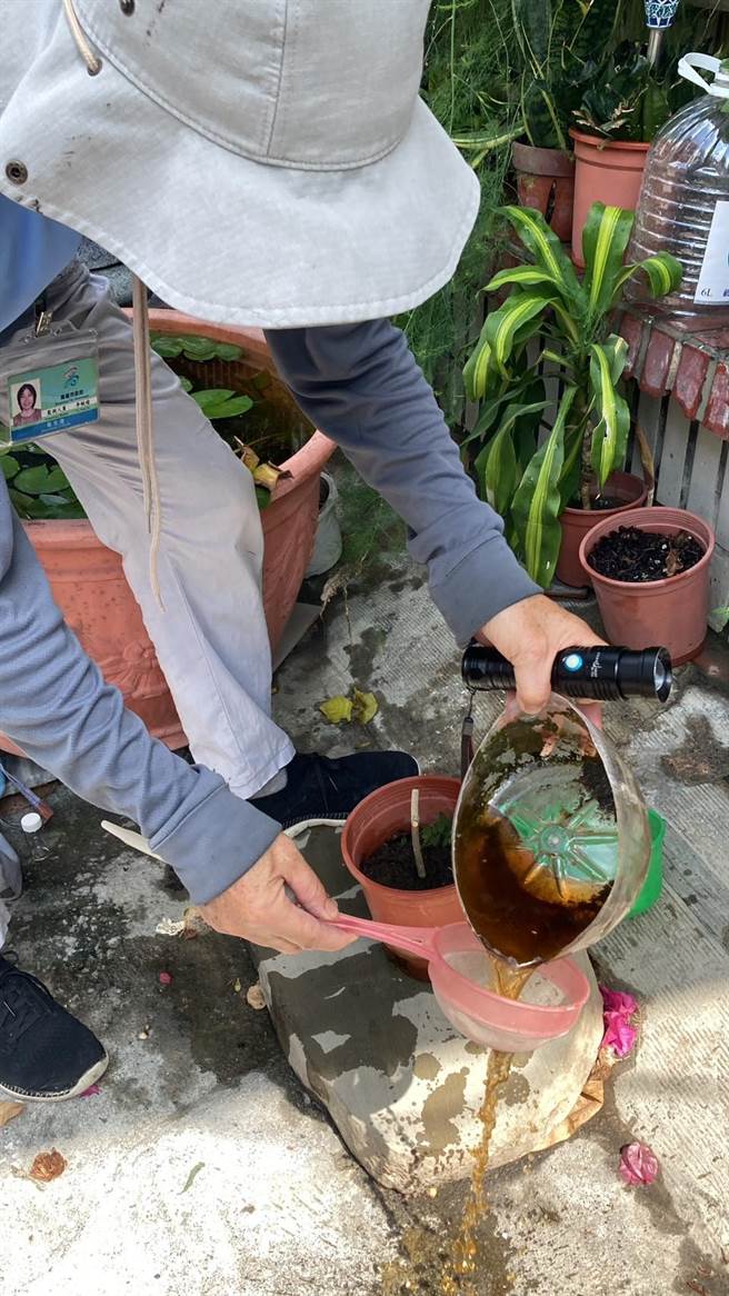 防疫人员针对底盘病媒蚊孑孓採检。（高雄市卫生局提供／崔正纲高雄传真）