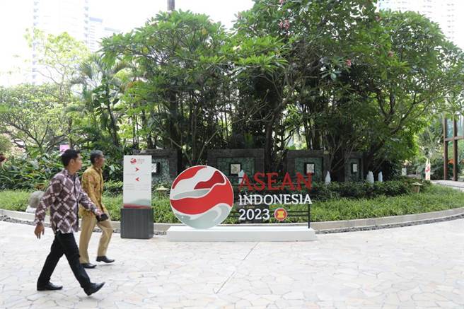 第56屆東協外長會在印尼雅加達舉行。圖為工作人員從會場外走過。（摘自中新社）