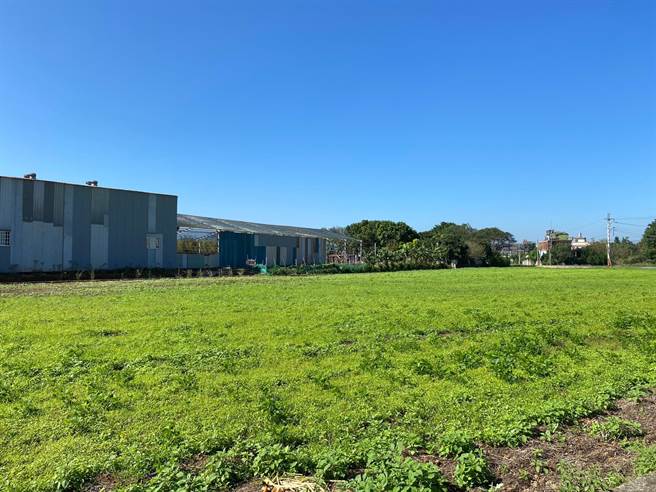 桃園新屋區一處水利用地，日前遭違規興建鐵皮建物，水務局透過衛星影像監測比對，發現違規面積達1500平方公尺，除要求拆除，也移請地政局開罰6萬元。（水務局提供／蔡依珍桃園傳真）