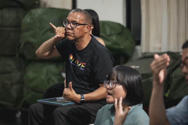 莫比斯圆环创作公社艺术总监黄子翎担任计画主持人，举办视形传译工作坊。（林育全摄，莫比斯圆环创作公社提供／李欣恬台北传真）