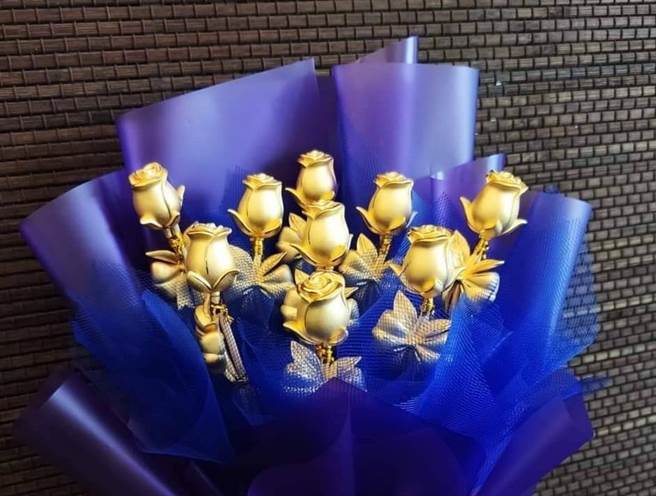 北部董事长级客户斥资25万、订制9朵纯金玫瑰花，赠送给妻子象徵「爱情长久」。（大观园花艺店提供／杨静茹南投传真）