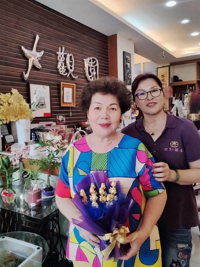 花艺店接获这项超级浪漫任务，压力真的很大，因为9朵金玫瑰要价25万元。（大观园花艺店提供／杨静茹南投传真）