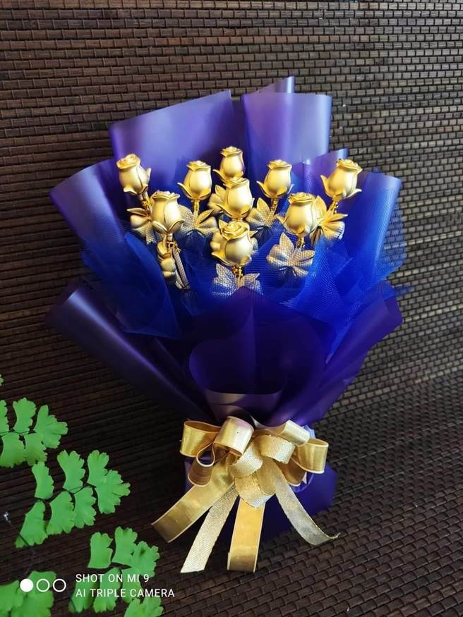 花艺店业者以紫色和蓝色凸显金玫瑰的高贵，这是开店以来包装过最贵的花束，包装过程请银楼老板在旁全程确认。（大观园花艺店提供／杨静茹南投传真）