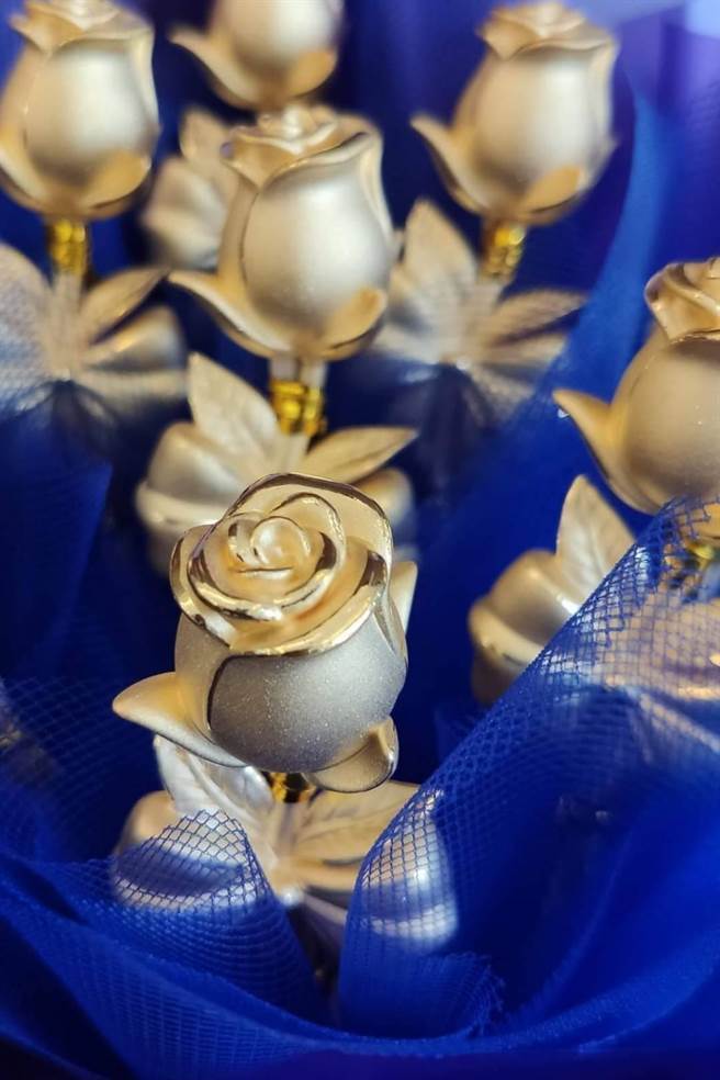 董事长级客户要求银楼业者，将配戴的金饰品制成9朵纯金玫瑰花束。（大观园花艺店提供／杨静茹南投传真）